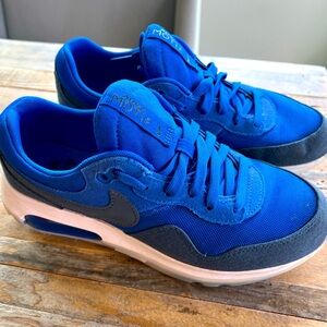 Nike Big Kids Air Max Motif Shoes (Size 5.5)